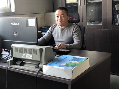 看背起一家工廠的男人,如何逆襲?